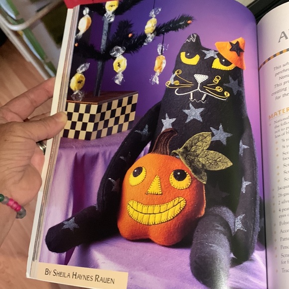 Hocus Pocus Halloween Crafts Book - Picture 11 of 17